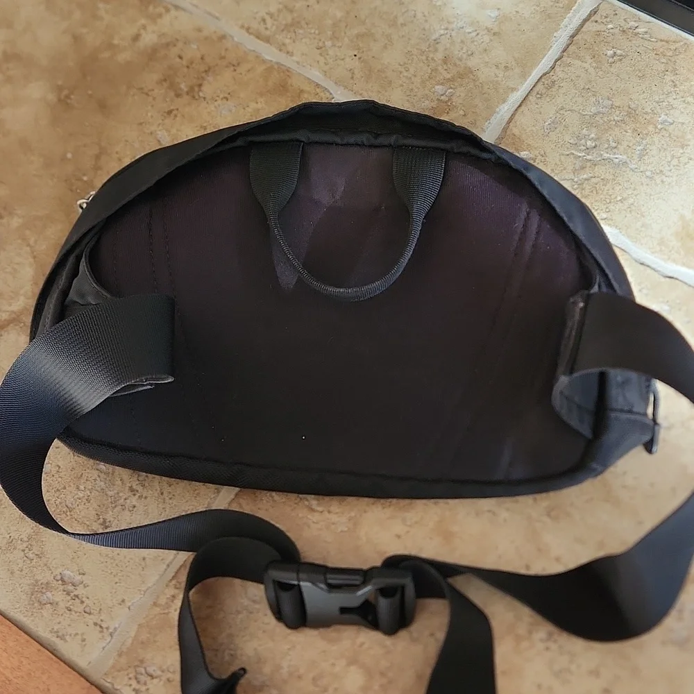 The North Face black womans belt bag - Picture 5 of 10